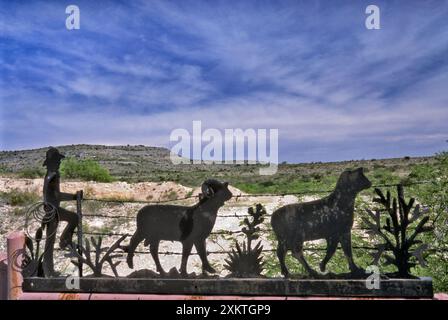 Schmiedeeisernes Schild am Eingang zur Ranch im Pecos River Valley im Val Verde County, Stockton Plateau, Texas, USA Stockfoto