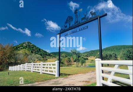 Schmiedeeisernes Schild am Tor am FM 337 Highway in der Nähe von Vanderpool im Bandera County, in The Hill Country, Texas, USA Stockfoto