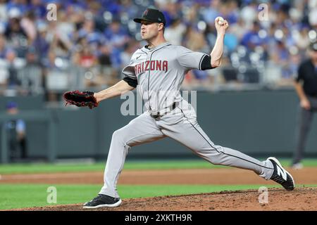 Kansas City, MO, USA. Juli 2024. Der Arizona Diamondbacks Pitcher Joe Mantiply (35) wirft im Kauffman Stadium in Kansas City, MO, gegen die Arizona Diamondbacks. David Smith/CSM (Credit Image: © David Smith/Cal Sport Media). Quelle: csm/Alamy Live News Stockfoto