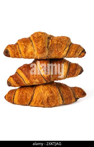 Drei perfekt gebackene Croissants, goldbraun und blättrig, sind auf weißem Hintergrund gestapelt. Die Croissants sind leicht glänzend und sichtbar Stockfoto