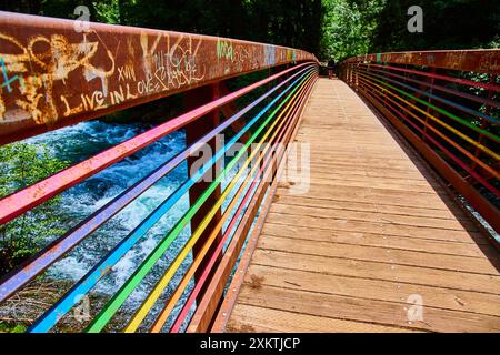 Farbenfrohe Rainbow Fußgängerbrücke Über Rushing River Eye Perspektive Stockfoto