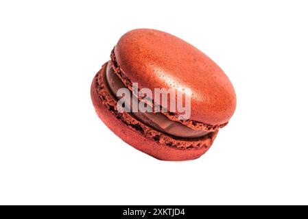 Ein einzelner, roter Macaron mit Erdbeerfüllung wird in einer Nahaufnahme dargestellt. Der Macaron ist auf einem weißen Hintergrund isoliert, was seine vibra hervorhebt Stockfoto