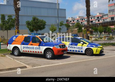 Viladecasn, SPANIEN - 24. JULI 2024: Städtische Sicherheit, Ausstellung von zwei Rettungsfahrzeugen, eines vom Katastrophenschutz und eines von der örtlichen Polizei, S. Stockfoto