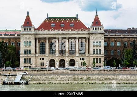 Budapest, Ungarn, 04. Juli: Ansicht des rechten Donauufers und der Budapester Universität für Technologie und Wirtschaft in Budapest, 4. Juli 2018. Stockfoto