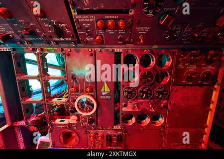 Flugzeug Cockpit Control Panel Nahaufnahme mit Kinobeleuchtung Stockfoto