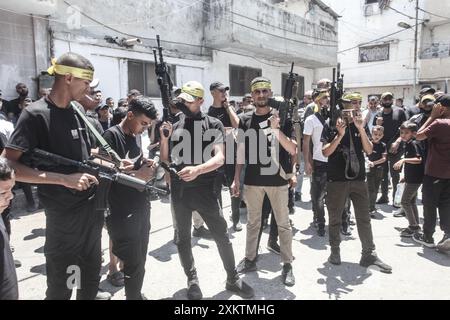 Nablus, Palästina. Juli 2024. Bewaffnete Männer tragen ihre Waffen bei der Beerdigung des 25-jährigen Palästinensers Abdel Nasser Sarhan im Flüchtlingslager Balata östlich der Stadt Nablus im besetzten Westjordanland. Abdel Nasser Sarhan wurde von israelischen Streitkräften erschossen, während er an der Spitze seiner Arbeit als Offizier im palästinensischen Zoll stand. Quelle: SOPA Images Limited/Alamy Live News Stockfoto