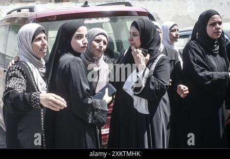 Nablus, Palästina. Juli 2024. Verwandte trauern um die Beerdigung von Abdel Nasser Sarhan, 25 Jahre alt, im Flüchtlingslager Balata östlich der Stadt Nablus im besetzten Westjordanland. Abdel Nasser Sarhan wurde von israelischen Streitkräften erschossen, während er an der Spitze seiner Arbeit als Offizier im palästinensischen Zoll stand. Quelle: SOPA Images Limited/Alamy Live News Stockfoto