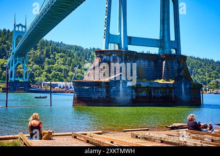 St Johns Bridge über den Fluss mit zwei Personen auf Dock Eye Level View Stockfoto