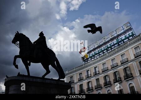 Die Puerta del Sol in Madrid, mit der Statue von Carlos III. Im Vordergrund und der Tio Pepe-Werbetafel im Hintergrund. Stockfoto