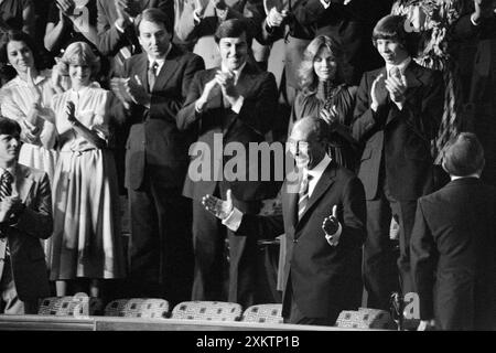 Der ägyptische Präsident Anwar Sadat bedankt sich während der gemeinsamen Kongresssitzung, in der US-Präsident Jimmy Carter die Ergebnisse der Camp David Accords, Washington D.C., USA, bekannt gab, Warren K. Leffler, U.S. News & World Report Magazine Photographph Collection, 18. September 1978 Stockfoto