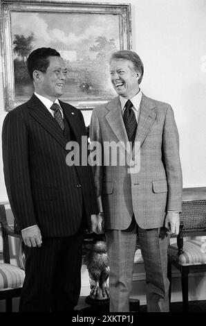 US-Präsident Jimmy Carter mit Premierminister Krīangsak Chamanan von Thailand, Weißes Haus, Washington, D.C., USA, Warren K. Leffler, U.S. News & World Report Magazine Photograph Collection, 6. Februar 1979 Stockfoto