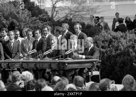 Der ägyptische Präsident Anwar Sadat, der US-Präsident Jimmy Carter, der israelische Premierminister Menachem Begin und andere bei der Unterzeichnung des ägyptisch-israelischen friedensvertrags vor dem Weißen Haus, Washington, D.C., USA, Warren K. Leffler, U.S. News & World Report Magazine Photograph Collection, 26. März 1979 Stockfoto