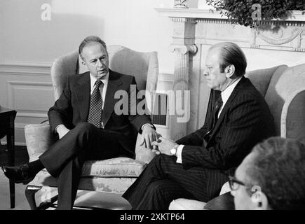 US-Präsident Gerald Ford trifft sich mit Yitzhak Rabin, Premierminister von Israel, im Weißen Haus, Washington, D.C., USA, Thomas J. O'Halloran, U.S. News & World Report Magazine Photograph Collection, 28. Januar 1976 Stockfoto