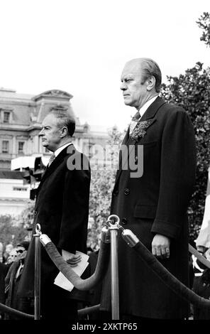 US-Präsident Gerald Ford steht mit Liam Cosgrave, Premierminister von Irland, vor dem Weißen Haus, Washington, D.C., USA, Warren K. Leffler, U.S. News & World Report Magazine Photograph Collection, 17. März 1976 Stockfoto