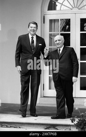 US-Präsident Ronald Reagan steht mit dem italienischen Premierminister Amintore Fanfani vor dem Weißen Haus, Washington, D.C., USA, Chick Harrity, U.S. News & World Report Magazine Photograph Collection, 26. Mai 1983 Stockfoto