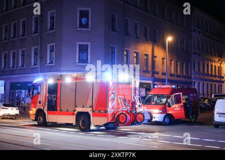 Leipzig - 8-Jähriges Mädchen klagt über Reizhusten: Stechende Chemikalie in Mehrfamilienhaus verteilt 16.07.2024 gegen 22,30 Uhr Leipzig, Faradaystraße Fotograf: EHL Media/Björn Stach Text PM Polizei Leipzig: Im Leipziger Stadtteil Möckern haben unbekannte in der vergangenen Nacht im Bereich von zwei Mehrfamilienhäusern eine unbekannte Chemikalie verteilt. Die Chemikalie hatte einen stark stechenden Geruch, woraufhin insgesamt zwei Frauen 46, 49 und ein Mädchen 8 über starken Reizhusten klagten und vor Ort ambulant behandelt werden müssen. Der Geruch konnte durch die eingesetzte Feuerwehr nic Stockfoto