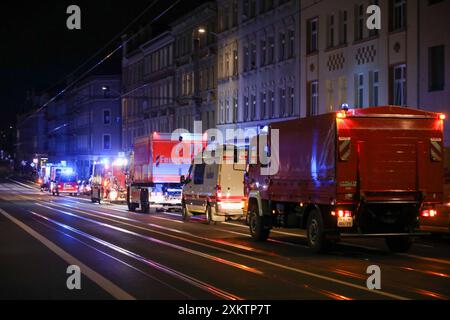 Leipzig - 8-Jähriges Mädchen klagt über Reizhusten: Stechende Chemikalie in Mehrfamilienhaus verteilt 16.07.2024 gegen 22,30 Uhr Leipzig, Faradaystraße Fotograf: EHL Media/Björn Stach Text PM Polizei Leipzig: Im Leipziger Stadtteil Möckern haben unbekannte in der vergangenen Nacht im Bereich von zwei Mehrfamilienhäusern eine unbekannte Chemikalie verteilt. Die Chemikalie hatte einen stark stechenden Geruch, woraufhin insgesamt zwei Frauen 46, 49 und ein Mädchen 8 über starken Reizhusten klagten und vor Ort ambulant behandelt werden müssen. Der Geruch konnte durch die eingesetzte Feuerwehr nic Stockfoto