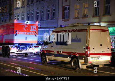 Leipzig - 8-Jähriges Mädchen klagt über Reizhusten: Stechende Chemikalie in Mehrfamilienhaus verteilt 16.07.2024 gegen 22,30 Uhr Leipzig, Faradaystraße Fotograf: EHL Media/Björn Stach Text PM Polizei Leipzig: Im Leipziger Stadtteil Möckern haben unbekannte in der vergangenen Nacht im Bereich von zwei Mehrfamilienhäusern eine unbekannte Chemikalie verteilt. Die Chemikalie hatte einen stark stechenden Geruch, woraufhin insgesamt zwei Frauen 46, 49 und ein Mädchen 8 über starken Reizhusten klagten und vor Ort ambulant behandelt werden müssen. Der Geruch konnte durch die eingesetzte Feuerwehr nic Stockfoto