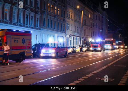 Leipzig - 8-Jähriges Mädchen klagt über Reizhusten: Stechende Chemikalie in Mehrfamilienhaus verteilt 16.07.2024 gegen 22,30 Uhr Leipzig, Faradaystraße Fotograf: EHL Media/Björn Stach Text PM Polizei Leipzig: Im Leipziger Stadtteil Möckern haben unbekannte in der vergangenen Nacht im Bereich von zwei Mehrfamilienhäusern eine unbekannte Chemikalie verteilt. Die Chemikalie hatte einen stark stechenden Geruch, woraufhin insgesamt zwei Frauen 46, 49 und ein Mädchen 8 über starken Reizhusten klagten und vor Ort ambulant behandelt werden müssen. Der Geruch konnte durch die eingesetzte Feuerwehr nic Stockfoto