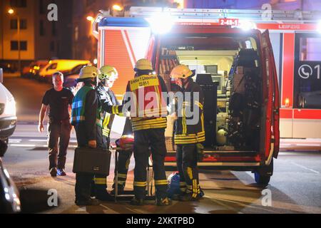 Leipzig - 8-Jähriges Mädchen klagt über Reizhusten: Stechende Chemikalie in Mehrfamilienhaus verteilt 16.07.2024 gegen 22,30 Uhr Leipzig, Faradaystraße Fotograf: EHL Media/Björn Stach Text PM Polizei Leipzig: Im Leipziger Stadtteil Möckern haben unbekannte in der vergangenen Nacht im Bereich von zwei Mehrfamilienhäusern eine unbekannte Chemikalie verteilt. Die Chemikalie hatte einen stark stechenden Geruch, woraufhin insgesamt zwei Frauen 46, 49 und ein Mädchen 8 über starken Reizhusten klagten und vor Ort ambulant behandelt werden müssen. Der Geruch konnte durch die eingesetzte Feuerwehr nic Stockfoto