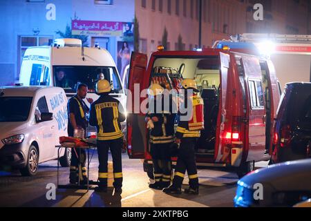 Leipzig - 8-Jähriges Mädchen klagt über Reizhusten: Stechende Chemikalie in Mehrfamilienhaus verteilt 16.07.2024 gegen 22,30 Uhr Leipzig, Faradaystraße Fotograf: EHL Media/Björn Stach Text PM Polizei Leipzig: Im Leipziger Stadtteil Möckern haben unbekannte in der vergangenen Nacht im Bereich von zwei Mehrfamilienhäusern eine unbekannte Chemikalie verteilt. Die Chemikalie hatte einen stark stechenden Geruch, woraufhin insgesamt zwei Frauen 46, 49 und ein Mädchen 8 über starken Reizhusten klagten und vor Ort ambulant behandelt werden müssen. Der Geruch konnte durch die eingesetzte Feuerwehr nic Stockfoto