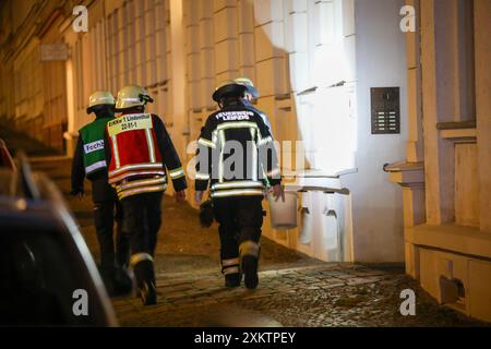 Leipzig - 8-Jähriges Mädchen klagt über Reizhusten: Stechende Chemikalie in Mehrfamilienhaus verteilt 16.07.2024 gegen 22,30 Uhr Leipzig, Faradaystraße Fotograf: EHL Media/Björn Stach Text PM Polizei Leipzig: Im Leipziger Stadtteil Möckern haben unbekannte in der vergangenen Nacht im Bereich von zwei Mehrfamilienhäusern eine unbekannte Chemikalie verteilt. Die Chemikalie hatte einen stark stechenden Geruch, woraufhin insgesamt zwei Frauen 46, 49 und ein Mädchen 8 über starken Reizhusten klagten und vor Ort ambulant behandelt werden müssen. Der Geruch konnte durch die eingesetzte Feuerwehr nic Stockfoto