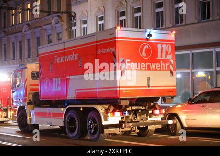 Leipzig - 8-Jähriges Mädchen klagt über Reizhusten: Stechende Chemikalie in Mehrfamilienhaus verteilt 16.07.2024 gegen 22,30 Uhr Leipzig, Faradaystraße Fotograf: EHL Media/Björn Stach Text PM Polizei Leipzig: Im Leipziger Stadtteil Möckern haben unbekannte in der vergangenen Nacht im Bereich von zwei Mehrfamilienhäusern eine unbekannte Chemikalie verteilt. Die Chemikalie hatte einen stark stechenden Geruch, woraufhin insgesamt zwei Frauen 46, 49 und ein Mädchen 8 über starken Reizhusten klagten und vor Ort ambulant behandelt werden müssen. Der Geruch konnte durch die eingesetzte Feuerwehr nic Stockfoto