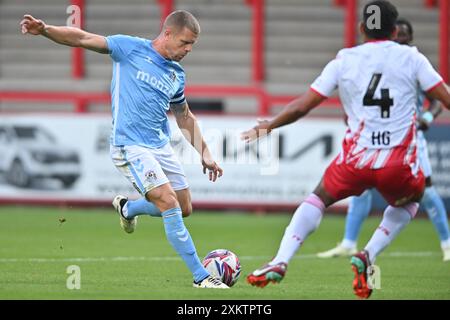 Josh Eccles (28 Coventry City) dreht während des Freundschaftsspiels zwischen Stevenage und Coventry City am Dienstag, den 23. Juli 2024, im Lamex Stadium in Stevenage. (Foto: Kevin Hodgson | MI News) Credit: MI News & Sport /Alamy Live News Stockfoto