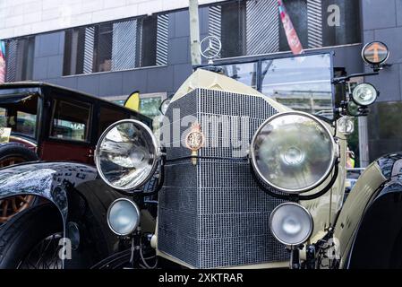 Barcelona, Spanien - 6. April 2024: Altes Retro-Auto der Marke Mercedes Benz aus den 1920er Jahren parkte auf einer Straße in Barcelona, Katalonien, Spanien Stockfoto