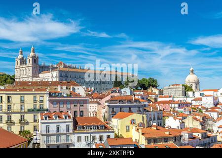 Lissabon, die Hauptstadt Portugals. Reisen Sie durch Bilder der eindrucksvollsten Orte: Belem, Ponte 25 de Abril, Schloss Sao Jorge. Stockfoto