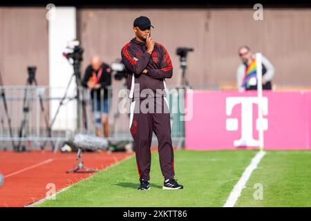 Rottach Egern, Deutschland. Juli 2024. Fußball: Bundesliga, Testspiele, FC Rottach-Egern - FC Bayern. Der Münchner Trainer Vincent Kompany denkt darüber nach. Quelle: David Inderlied/dpa/Alamy Live News Stockfoto