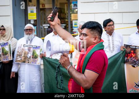 Rom, Rm, Italien. Juli 2024. Mitglieder der bangladeschischen Gemeinde Roms versammeln sich, um die Regierung von Bangladesch zu unterstützen und Proteste und Gewalt zu stoppen. (Kreditbild: © Marco Di Gianvito/ZUMA Press Wire) NUR REDAKTIONELLE VERWENDUNG! Nicht für kommerzielle ZWECKE! Stockfoto