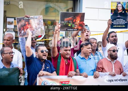 Rom, Rm, Italien. Juli 2024. Mitglieder der bangladeschischen Gemeinde Roms versammeln sich, um die Regierung von Bangladesch zu unterstützen und Proteste und Gewalt zu stoppen. (Kreditbild: © Marco Di Gianvito/ZUMA Press Wire) NUR REDAKTIONELLE VERWENDUNG! Nicht für kommerzielle ZWECKE! Stockfoto