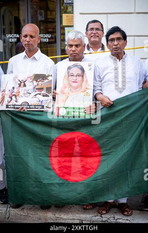 Rom, Rm, Italien. Juli 2024. Mitglieder der bangladeschischen Gemeinde Roms versammeln sich, um die Regierung von Bangladesch zu unterstützen und Proteste und Gewalt zu stoppen. (Kreditbild: © Marco Di Gianvito/ZUMA Press Wire) NUR REDAKTIONELLE VERWENDUNG! Nicht für kommerzielle ZWECKE! Stockfoto