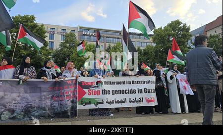 Berlin, Deutschland. Juli 2024. Am Mittwoch, den 24. Juli 2024, wird eine Protestaktion organisiert, um Solidarität mit dem palästinensischen Volk zu zeigen und einen sofortigen Waffenstillstand auf dem Wittenbergplatz in Berlin zu fordern. BELGA FOTO HATIM KAGHAT Credit: Belga News Agency/Alamy Live News Stockfoto