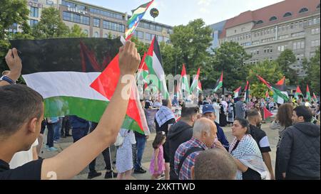 Berlin, Deutschland. Juli 2024. Am Mittwoch, den 24. Juli 2024, wird eine Protestaktion organisiert, um Solidarität mit dem palästinensischen Volk zu zeigen und einen sofortigen Waffenstillstand auf dem Wittenbergplatz in Berlin zu fordern. BELGA FOTO HATIM KAGHAT Credit: Belga News Agency/Alamy Live News Stockfoto