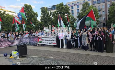 Berlin, Deutschland. Juli 2024. Am Mittwoch, den 24. Juli 2024, wird eine Protestaktion organisiert, um Solidarität mit dem palästinensischen Volk zu zeigen und einen sofortigen Waffenstillstand auf dem Wittenbergplatz in Berlin zu fordern. BELGA FOTO HATIM KAGHAT Credit: Belga News Agency/Alamy Live News Stockfoto