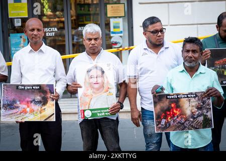 Rom, Rm, Italien. Juli 2024. Mitglieder der bangladeschischen Gemeinde Roms versammeln sich, um die Regierung von Bangladesch zu unterstützen und Proteste und Gewalt zu stoppen. (Kreditbild: © Marco Di Gianvito/ZUMA Press Wire) NUR REDAKTIONELLE VERWENDUNG! Nicht für kommerzielle ZWECKE! Stockfoto