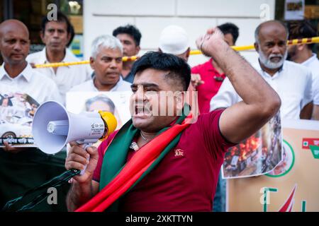 Rom, Rm, Italien. Juli 2024. Mitglieder der bangladeschischen Gemeinde Roms versammeln sich, um die Regierung von Bangladesch zu unterstützen und Proteste und Gewalt zu stoppen. (Kreditbild: © Marco Di Gianvito/ZUMA Press Wire) NUR REDAKTIONELLE VERWENDUNG! Nicht für kommerzielle ZWECKE! Stockfoto