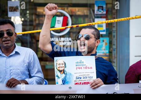 Rom, Rm, Italien. Juli 2024. Mitglieder der bangladeschischen Gemeinde Roms versammeln sich, um die Regierung von Bangladesch zu unterstützen und Proteste und Gewalt zu stoppen. (Kreditbild: © Marco Di Gianvito/ZUMA Press Wire) NUR REDAKTIONELLE VERWENDUNG! Nicht für kommerzielle ZWECKE! Stockfoto