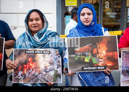 Rom, Rm, Italien. Juli 2024. Mitglieder der bangladeschischen Gemeinde Roms versammeln sich, um die Regierung von Bangladesch zu unterstützen und Proteste und Gewalt zu stoppen. (Kreditbild: © Marco Di Gianvito/ZUMA Press Wire) NUR REDAKTIONELLE VERWENDUNG! Nicht für kommerzielle ZWECKE! Stockfoto