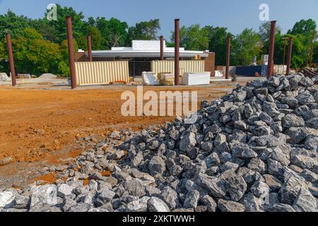 Horizontale Nahaufnahme des Haufens des Füllsteins vor dem im Bau befindlichen Store. Stockfoto