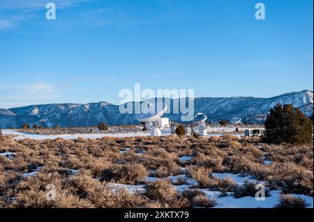 Images of Owens Valley Radio Observatory (OVRO) ist ein Radioastronomie Observatorium in der Nähe von Big Pine, Kalifornien (USA) im Owens Valley. Es liegt östlich Stockfoto