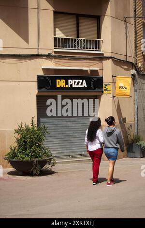 Viladecasn, SPANIEN - 24. JULI 2024: Ein Bild des verschlossenen dr.Pizza-Platzes mit auffälligen gelben und schwarzen Schildern auf einer belebten urbanen Straße Stockfoto