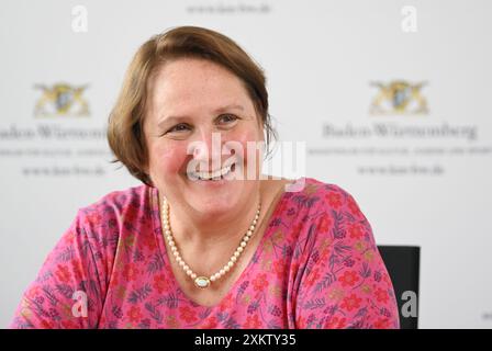 Stuttgart, Deutschland. Juli 2024. Theresa Schopper (Allianz 90/die Grünen), Ministerin für Bildung und Kultur Baden-Württembergs, hat in ihrem ministerium während eines Interviews mit der dpa berichtet. Quelle: Bernd Weißbrod/dpa/Alamy Live News Stockfoto