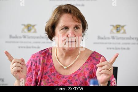 Stuttgart, Deutschland. Juli 2024. Theresa Schopper (Allianz 90/die Grünen), Ministerin für Bildung und Kultur Baden-Württembergs, hat in ihrem ministerium während eines Interviews mit der dpa berichtet. Quelle: Bernd Weißbrod/dpa/Alamy Live News Stockfoto