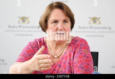 Stuttgart, Deutschland. Juli 2024. Theresa Schopper (Allianz 90/die Grünen), Ministerin für Bildung und Kultur Baden-Württembergs, hat in ihrem ministerium während eines Interviews mit der dpa berichtet. Quelle: Bernd Weißbrod/dpa/Alamy Live News Stockfoto