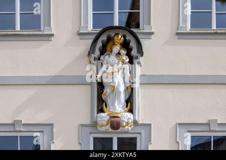 Heiligenfigur in einer Fassade, Ellwangen. // 23.07.2024: Ellwangen Jagst, Baden-Württemberg, Deutschland, *** Figur eines heiligen in einer Fassade, Ellwangen 23 07 2024 Ellwangen Jagst , Baden Württemberg, Deutschland, Stockfoto