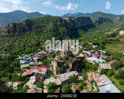 Die Kirche Öşvank befindet sich im Dorf Çamlıyamaç im Bezirk Uzundere. Es ist berühmt für seine farbenfrohen Steindekorationen und Relieffiguren, Erzurum Stockfoto