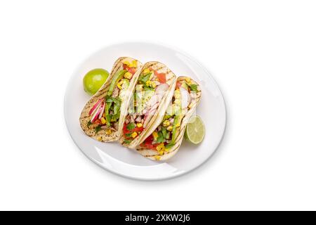 Mexikanische Küche mit Tacos mit Fleisch und gegrilltem Gemüse. Flache Lagen. Isoliert auf weißem Hintergrund Stockfoto